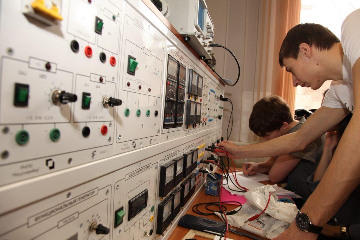 10 лучших курсов электрика в Москве