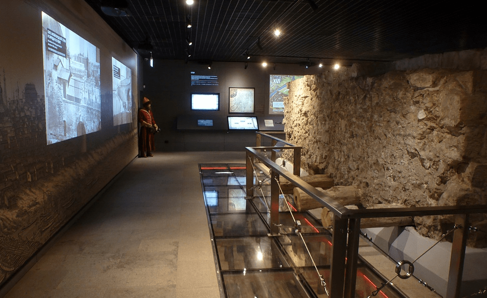 Подземное приключение: знакомимся с подземным музеем "Зарядье" в деталях